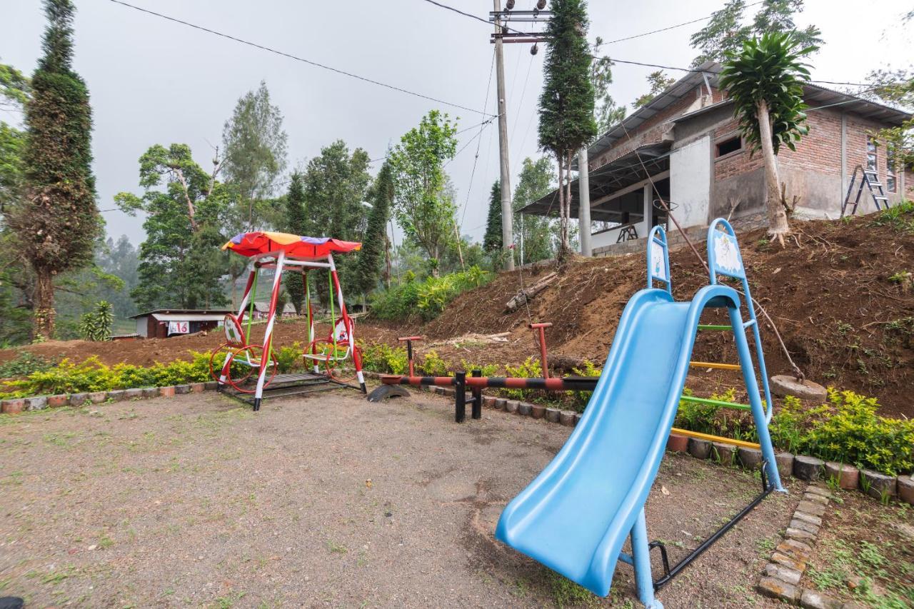 Oyo 1852 Intan Bromo Homestay Pasuruan Exterior foto